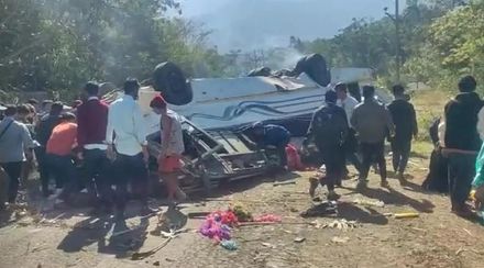 【影】9死40傷！印度嚴重死亡車禍「遊覽車載女學生校外教學」山區翻覆