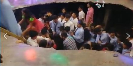 【影】好恐怖！祕魯學生於畢業舞會跳舞慶祝　下一秒25人突墜「天坑」驚聲尖叫