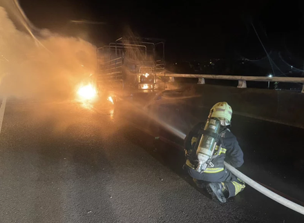 國道5南下凌晨火燒車！小貨車燒成廢鐵　幸無人傷亡