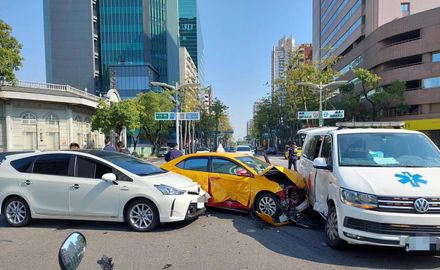 【影】高雄小黃路口撞救護車！ 3車路口撞一團…疑未禮讓釀禍