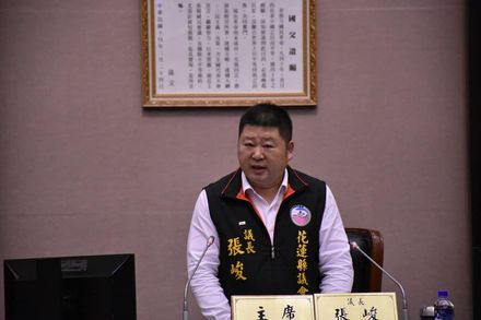 花蓮議長張峻連任卻退黨　國民黨部怒了：跑票6人開除黨籍