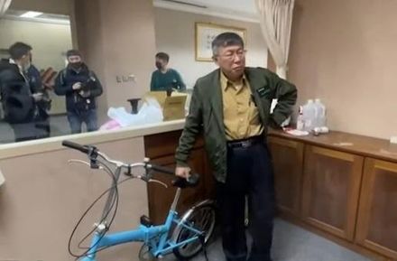 柯文哲將騎腳踏車去台大　王世堅諷：會再補送龍袍過去