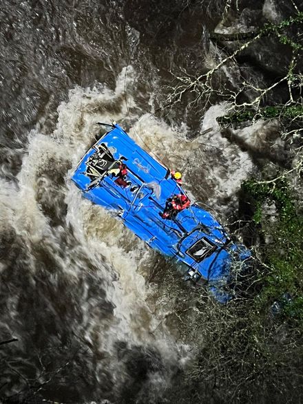 【影】西班牙平安夜傳重大意外！疑因大雨導致視線不佳　客運連人帶車墜入河中釀6死