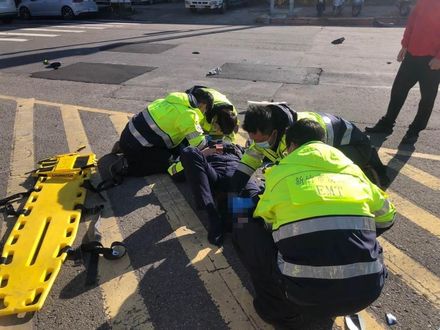 【影】慘飛3公尺高！新竹保二警員趕赴現場處理車禍　途中竟遭小黃撞上