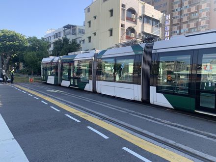 【影】老翁腳踏車闖紅燈穿越軌道　高雄輕軌列車遭撞