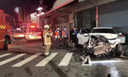 【影】台南2車闖紅燈路口對撞　衝進工廠2駕駛受傷送醫