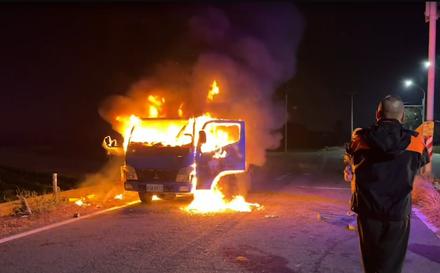 雲林驚傳火燒車！開到半路不明原因竄火舌　十分鐘撲滅車頭全毀