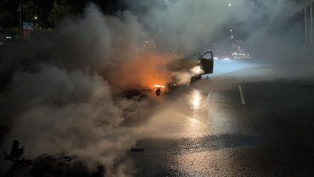 台南計程車撞飛機車倒地冒火！…車燒毀、騎士命危