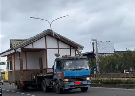 影／這才是真「搬家」！屏東民宿拖板車載運小木屋　警開罰至少6000