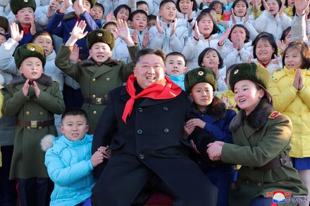 金正恩參謁錦繡山太陽宮　「微笑、摸頭」與朝鮮少年團代表合照