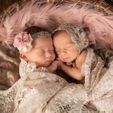 美國雙胞胎姊妹跨年夜出生　兩人僅隔「6分鐘」生日卻差一年