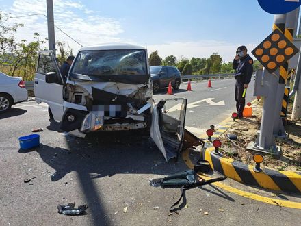 台南小貨車追撞工程車！駕駛重傷送醫命危　同車女子輕傷