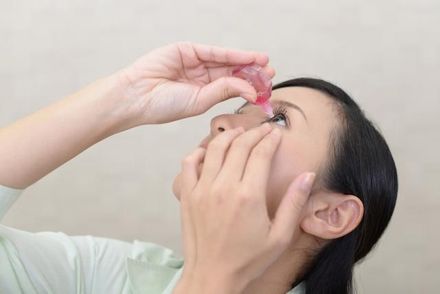 點眼藥水「常見7錯誤習慣」要注意　直接滴眼球、點完後眨眼都不對！