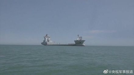 影/首公開！陸海軍「飲馬湖號」半潛艦訓練　奪島搶灘支援作戰利器