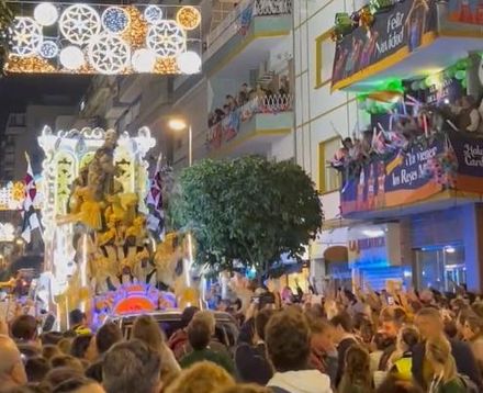 影/西班牙慶兒童節花車街頭遊行　拖車剎車失靈「突然暴碾過人群」釀1死多傷