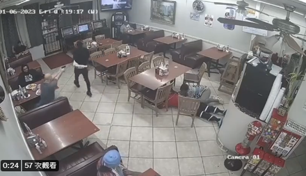 影/休士頓餐館爆槍擊案！男子持假槍行搶　遭搶客人掏出真槍打死他