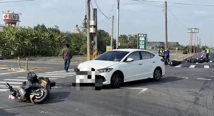 影/5台歐多拜等紅燈　慘遭汽車追撞橫跨4線道「全倒」　肇事駕駛竟這樣說