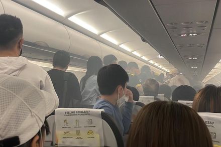 影/行動電源閃燃冒火光！酷航機艙「煙霧迷漫」乘客傻眼　他以為救生衣充氣下秒白煙滿佈