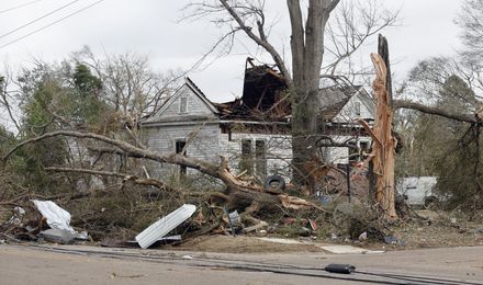 宛如末日場景！大規模龍捲風襲擊美國南部　已知9人喪生包括1名5歲男童