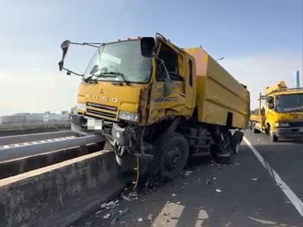 影/高架道路「掃街車被撞騎上護欄」！鐵桿突從天降…2車莫名挨砸