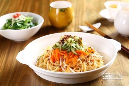 市售涼麵等於吃一碗飯！教你低熱量「蔬果涼麵」5步驟開吃