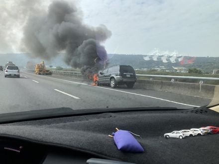 快訊/國3南向草屯路段驚悚「火燒車」！濃煙密布畫面曝光