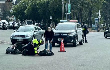 8旬機車騎士遭撞倒在路中央　台中暖心警全程跪地陪伴安撫