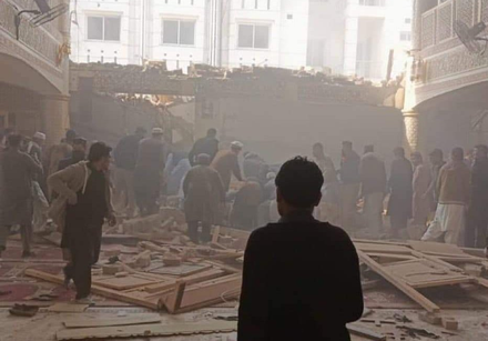 影/巴基斯坦清真寺突爆炸信徒被壓在碎石裡　慘劇釀17死90傷