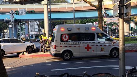 北市轎車六張犁站前騎上人行道　機車騎士被撞飛受傷送醫