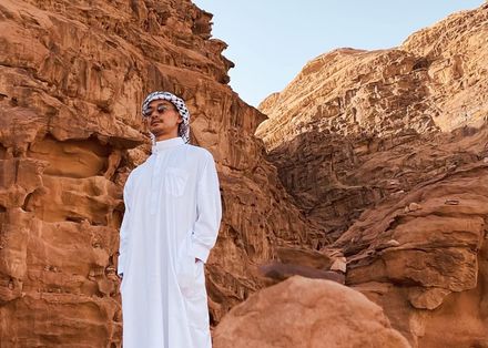 男歌手衝《星際大戰》拍攝地　體驗「沙漠洗澡」驚呼連連