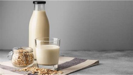 「燕麥奶」能取代牛奶嗎？營養師揭密燕麥奶、豆奶、牛奶差異！