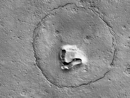 影/火星地表驚現可愛熊臉　眼睛鼻子頭部清晰可見