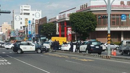 快訊/GTA真人版！台南安南區爆警匪追逐　嫌犯狠撞2女騎士脫逃仍被圍捕