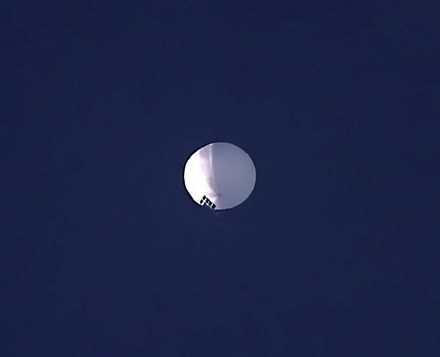 影/疑陸偵察氣球飄過美國北部　考量地面安全軍方暫不擊落
