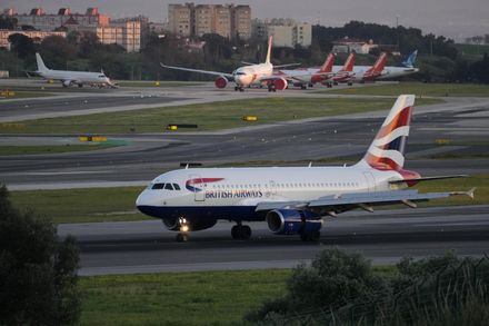 英國航空飛機遇亂流直墜20層樓乘客嚇瘋　空姐機艙中遭狂甩摔碎骨盆