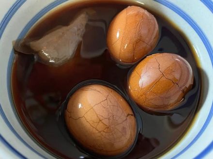 影/母親將家中茶葉拿來煮蛋　沒想到竟是珍貴「白毫銀針」一斤上萬