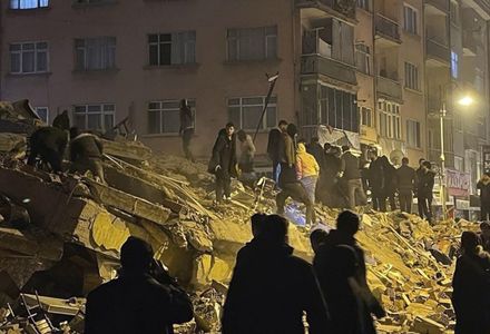 影/土耳其強震已逾百人罹難！鄰國敍利亞也遭殃　美專家預估死亡人數最多恐破千