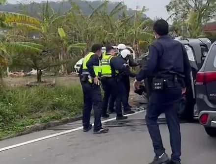 快訊/苗栗街頭槍響！警追車開4槍　嫌犯衝撞後翻車遭逮現場曝光