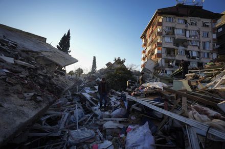 影/土耳其地震逾1.5萬死　男子伴未婚妻遺體旁淚訴：婚紗變白布
