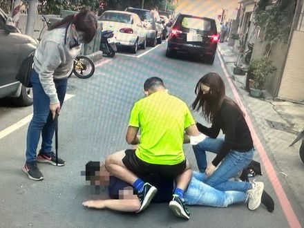 求逮捕！仙氣女警單膝壓制毒販　主嫌17歲少女指使小弟折手機滅證遭訴