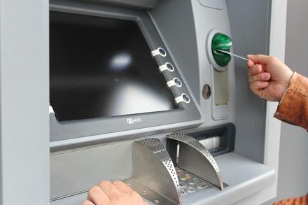 ATM存款10萬被吃1萬2000元　民眾疑「卡鈔當機」銀行業者回應了