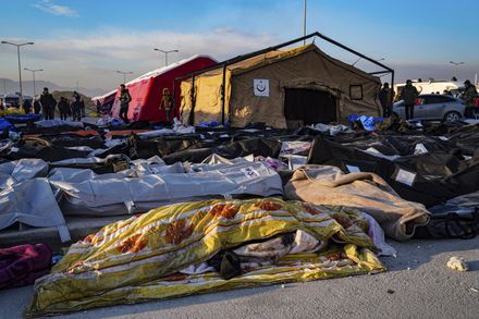 醫院停車場成露天停屍間...土耳其重災區家屬心碎：不該是這樣的
