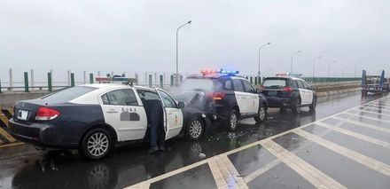 影/阿sir們撞成一團！台61線八里路段爆3警車連環撞　5員警受傷