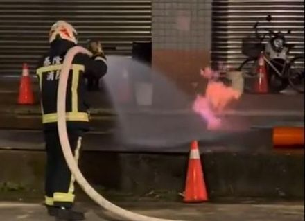 影/基隆爆「火焰竄出路面」意外！瓦斯管線遭挖破釀禍　逾百住戶緊急疏散