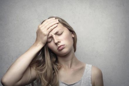 除了壓力大...「這些原因」竟然也會害你頭痛！ 網友熱議6大頭痛原因