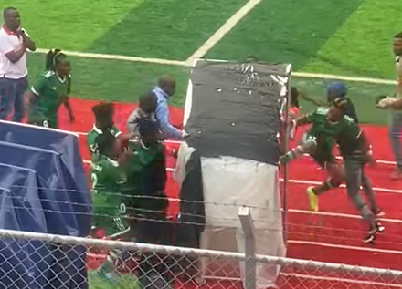 影/大快人心？剛果男裁判「黑哨」遭女足球員集體追打　圍堵棚內「飛踹」痛毆