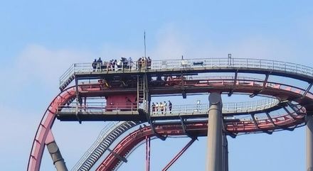 影/上海知名遊樂園雲霄飛車再出包　遊客卡65公尺高空體驗驚魂10分鐘