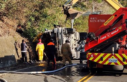 大型翻車現場！砂石車過彎自撞山壁慘翻覆　駕駛送醫不治