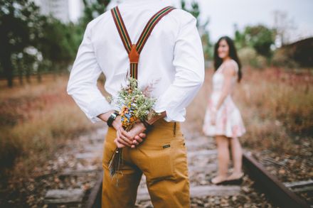 影/情人節穿軍服手拿鮮花守街角只為見她！「愛的大兵」連續站崗27年　痴情結局網心碎