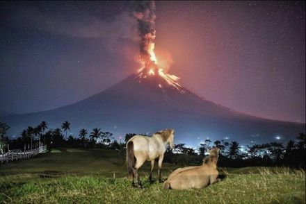 飛機墜毀活火山  多人生死不明！搜救隊：情況非常危險